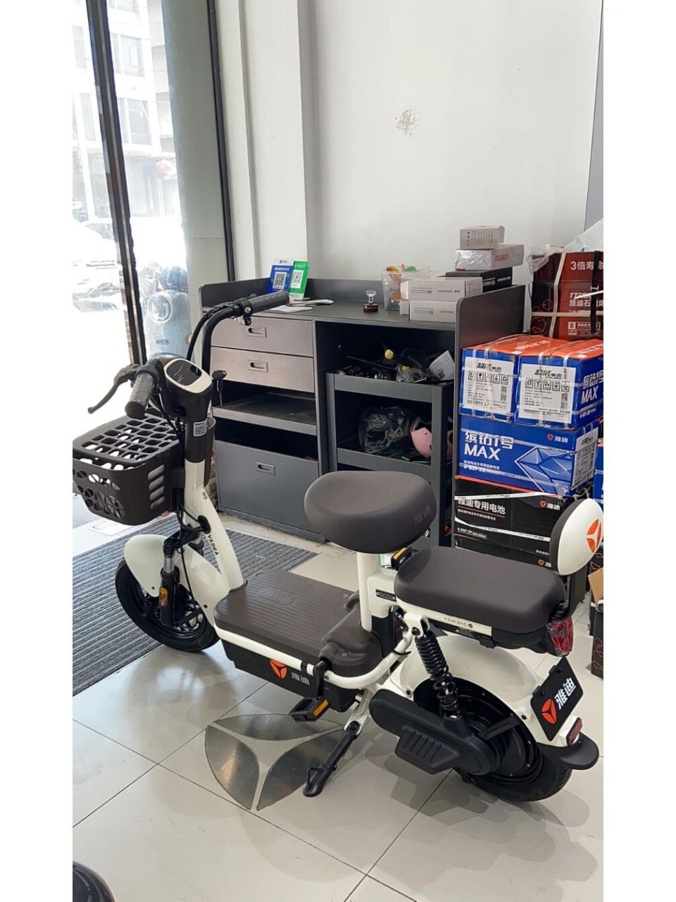 雅迪电动车 淘淘plus 配色真好看,48v20a电池,坐垫宽长时间骑行完全不