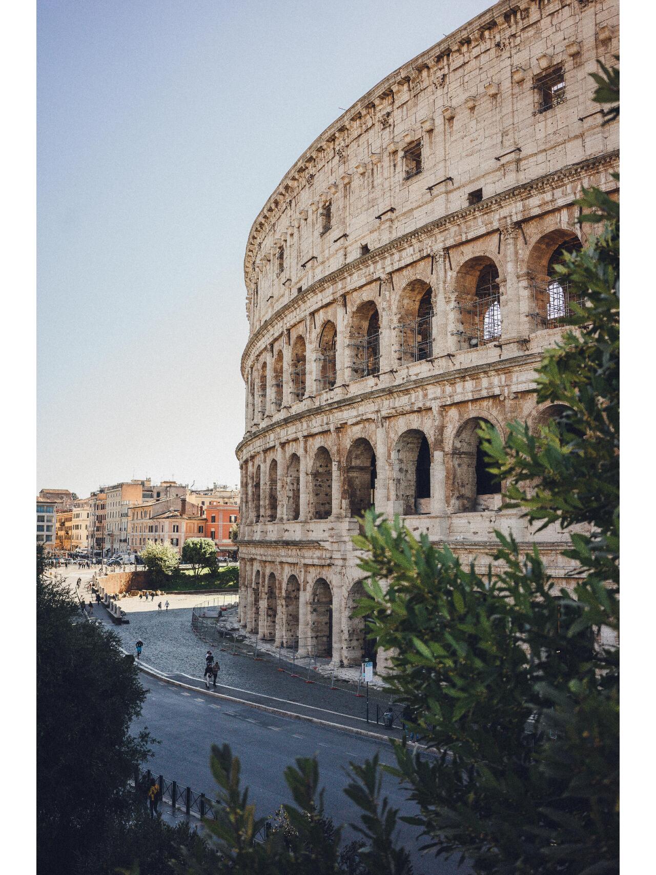 古罗马斗兽场 古罗马斗兽场,也称罗马竞技场,位于意大利罗马市内台伯