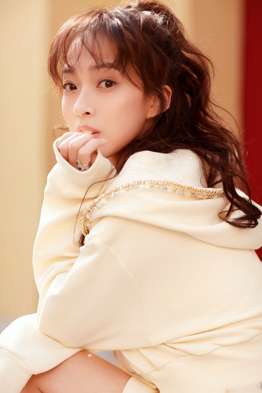 万物复苏 最适合 #姬天语甜美轻氧大片# 暖暖的穿搭 #语你一起# 迎接