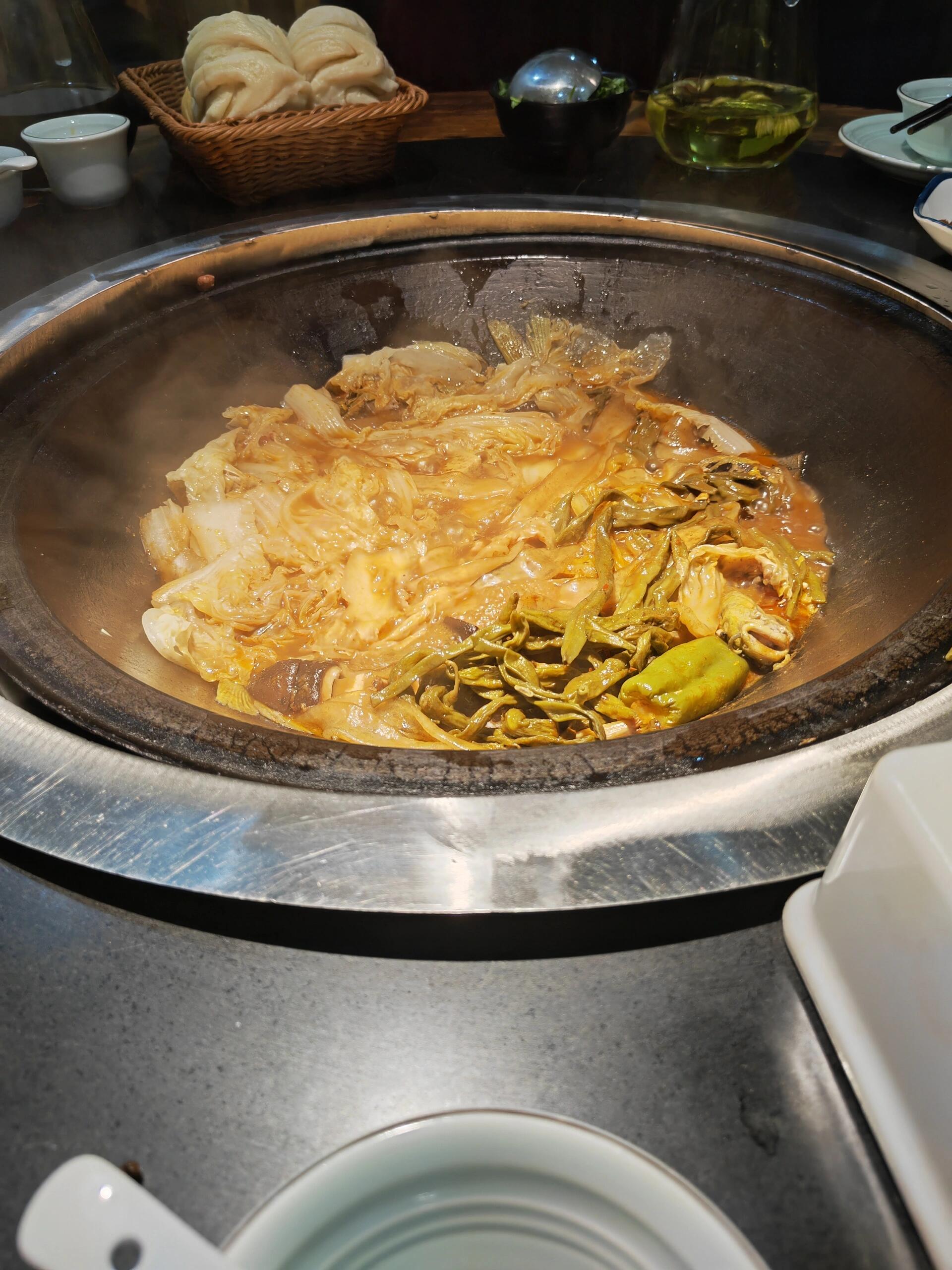 冬天吃啥最合适,必须是香喷喷的铁锅炖,太原杏花岭区富力城的灶台鱼是
