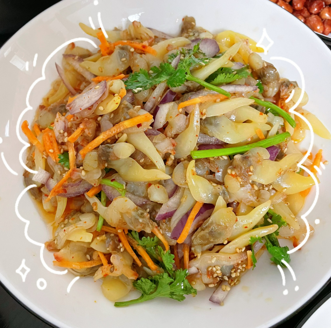 凉拌蚬子肉～ 水沸腾,焯一下蚬子肉, 捞出蚬子肉里加,梨去皮磨成绒,姜