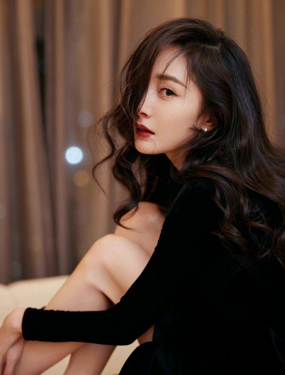 当大多数人都只是在追随潮流时,只有杨幂用自己的先锋态度和审美在