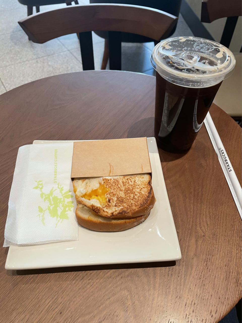 星巴克早餐 之前一直吃鸡蛋吞拿鱼三明治,19元的半份装,今天想尝试一