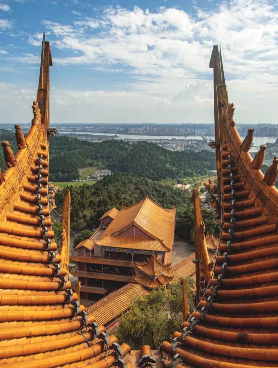 川中最火寺庙-灵泉寺 在川西平原中部的遂宁市有这么一座寺庙 这里的