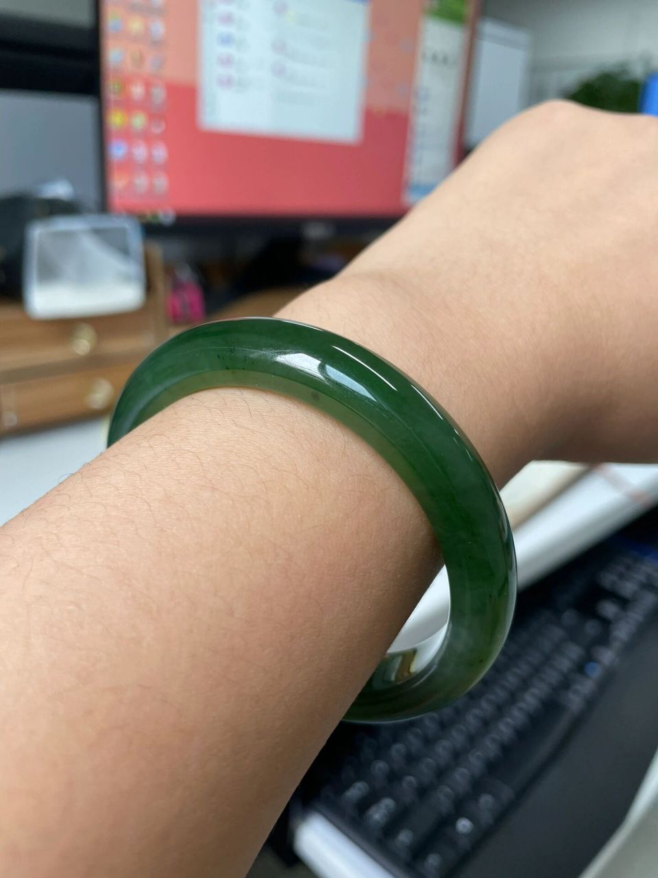 不想纠结这个碧玉手镯是俄料还是巴料了 之前入了这个碧玉手镯发问一