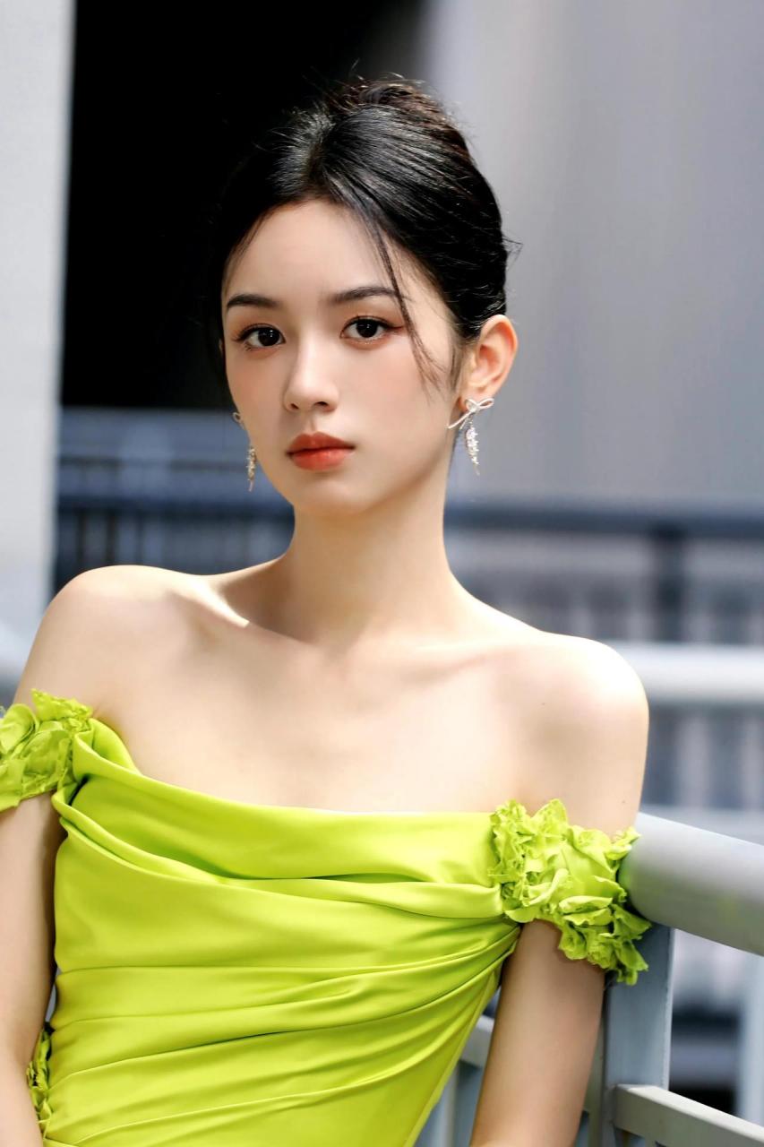 周也真的太美了,身材完美,五官精致,气质优雅周也 美女 女神