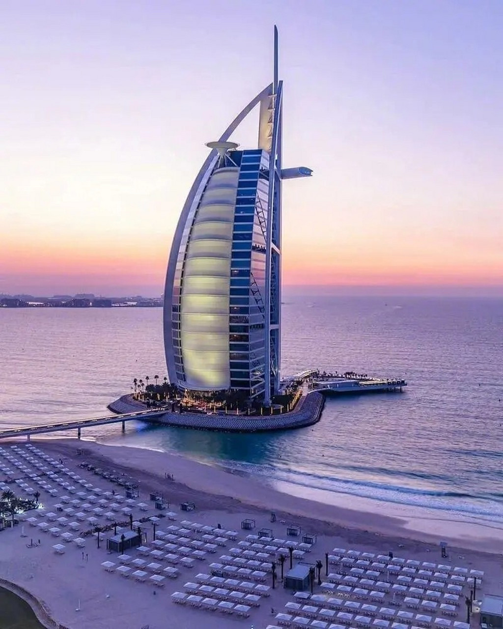 迪拜帆船酒店 阿拉伯塔酒店(burj al arab),因外形酷似船帆,又称迪拜