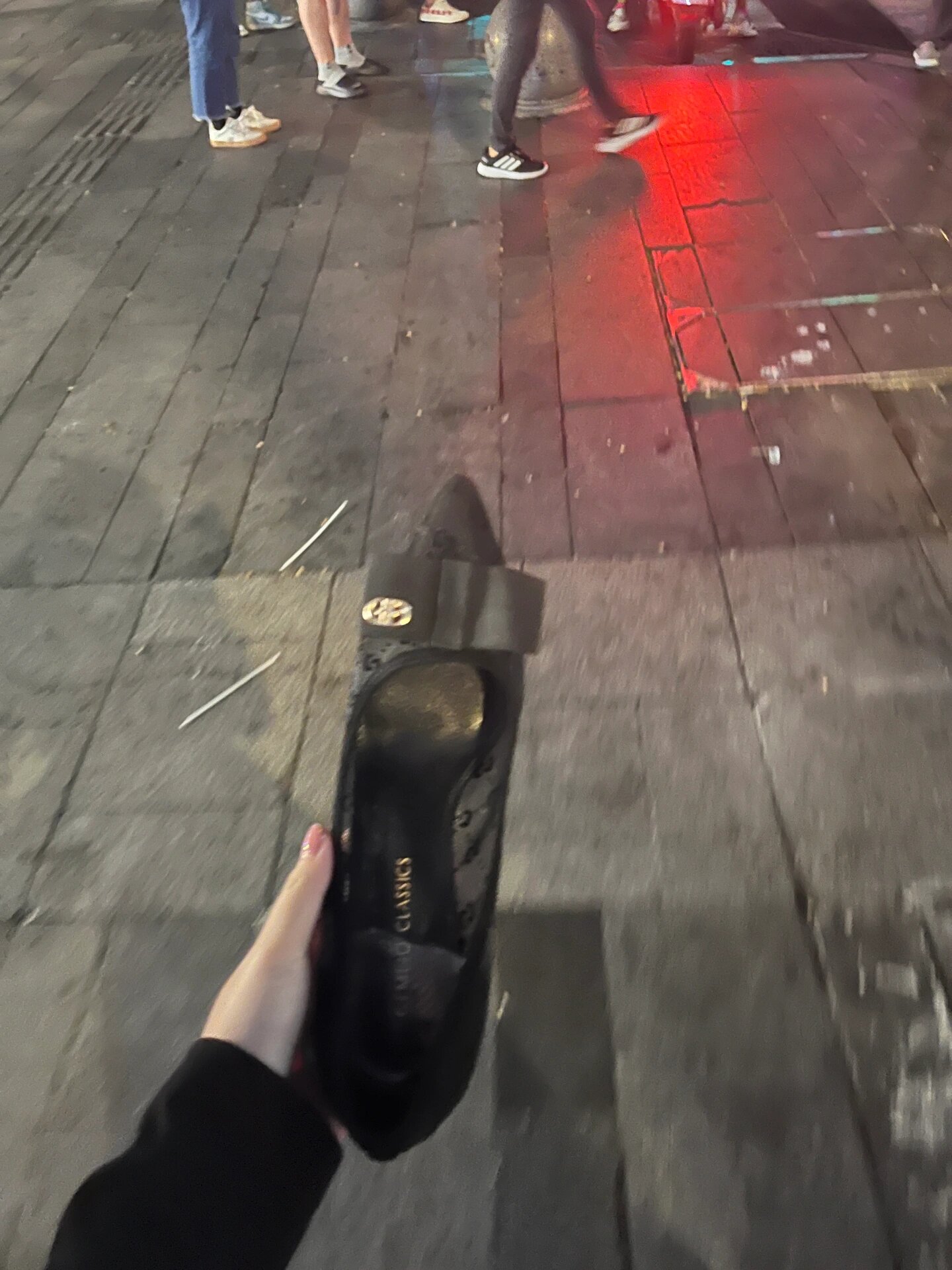 在春熙路掉了一只高跟鞋 !