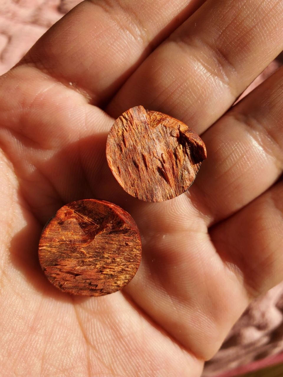 真假小叶紫檀 有没有胶膜 我把自己买的切开一个,看看这个怎么样,懂得