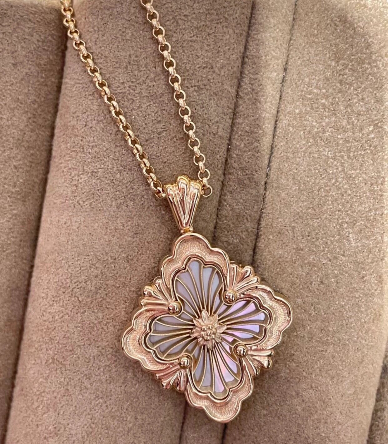 布契拉提opera白贝母项链 期待好久的 今天收到了 在光线下贝母这个