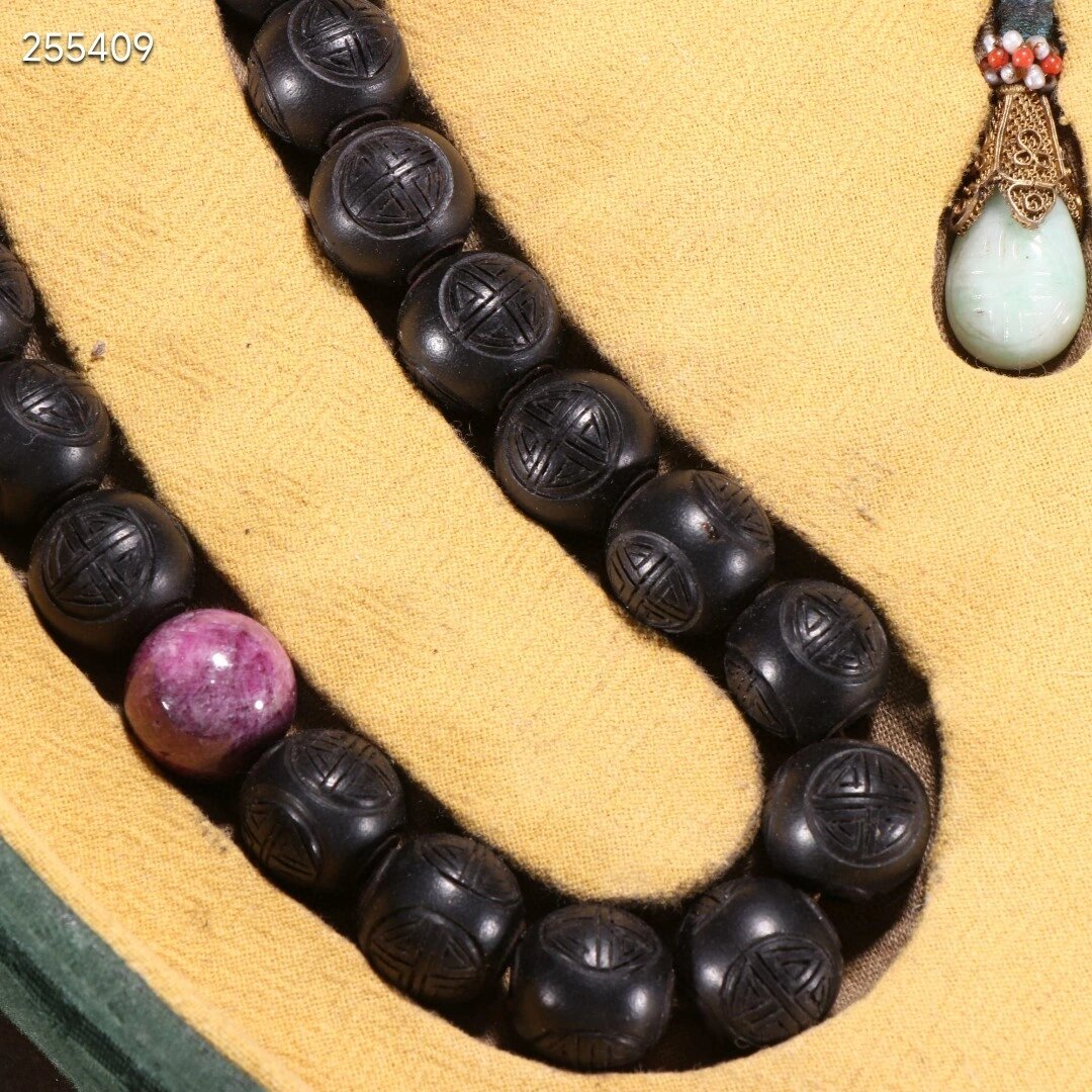 清代 沉香团寿纹朝珠. 规格:珠径1.