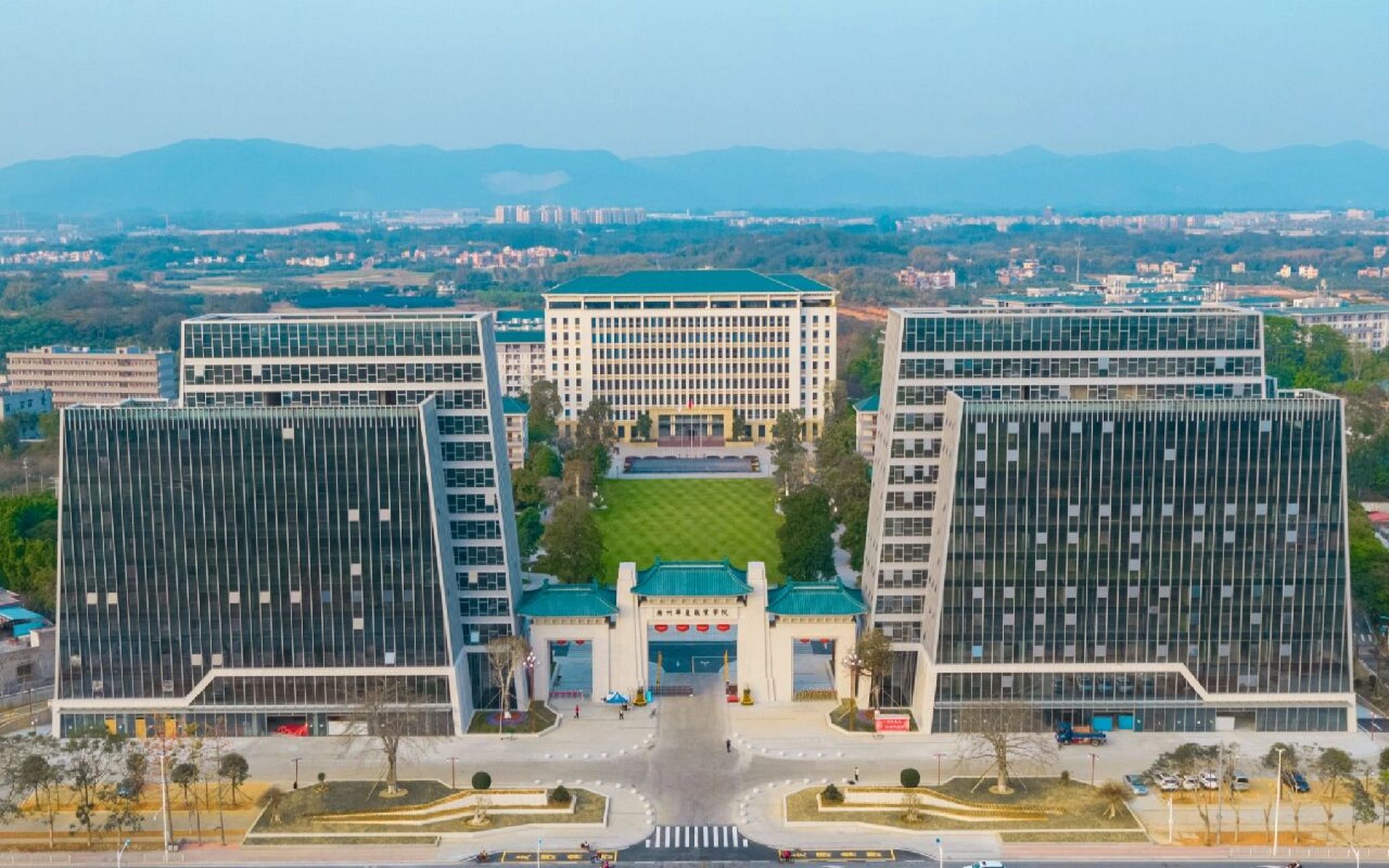 广东华夏高级技工学校 广东华夏高级技工学校前身为1989年创办并经