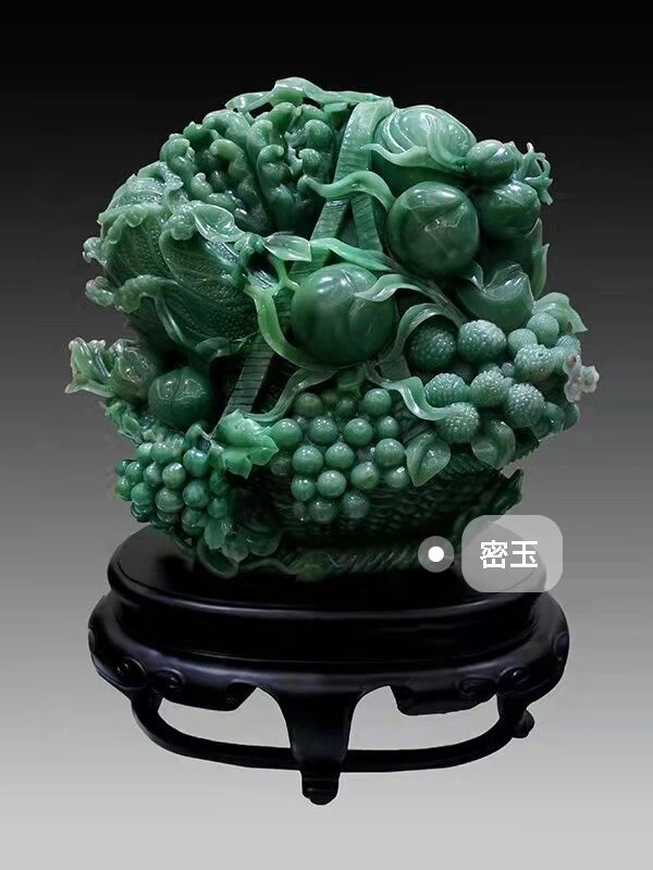 【密玉】 又称"河南玉",为绿色致密块状含细小鳞片状绢云母的石英岩