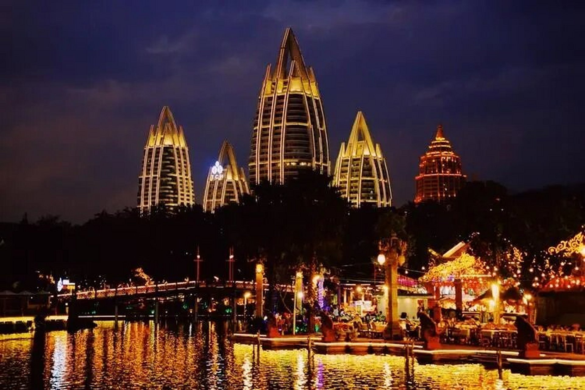 告庄西双景区—九塔十二寨 西双版纳告庄西双景星光夜市,尊处西双版纳