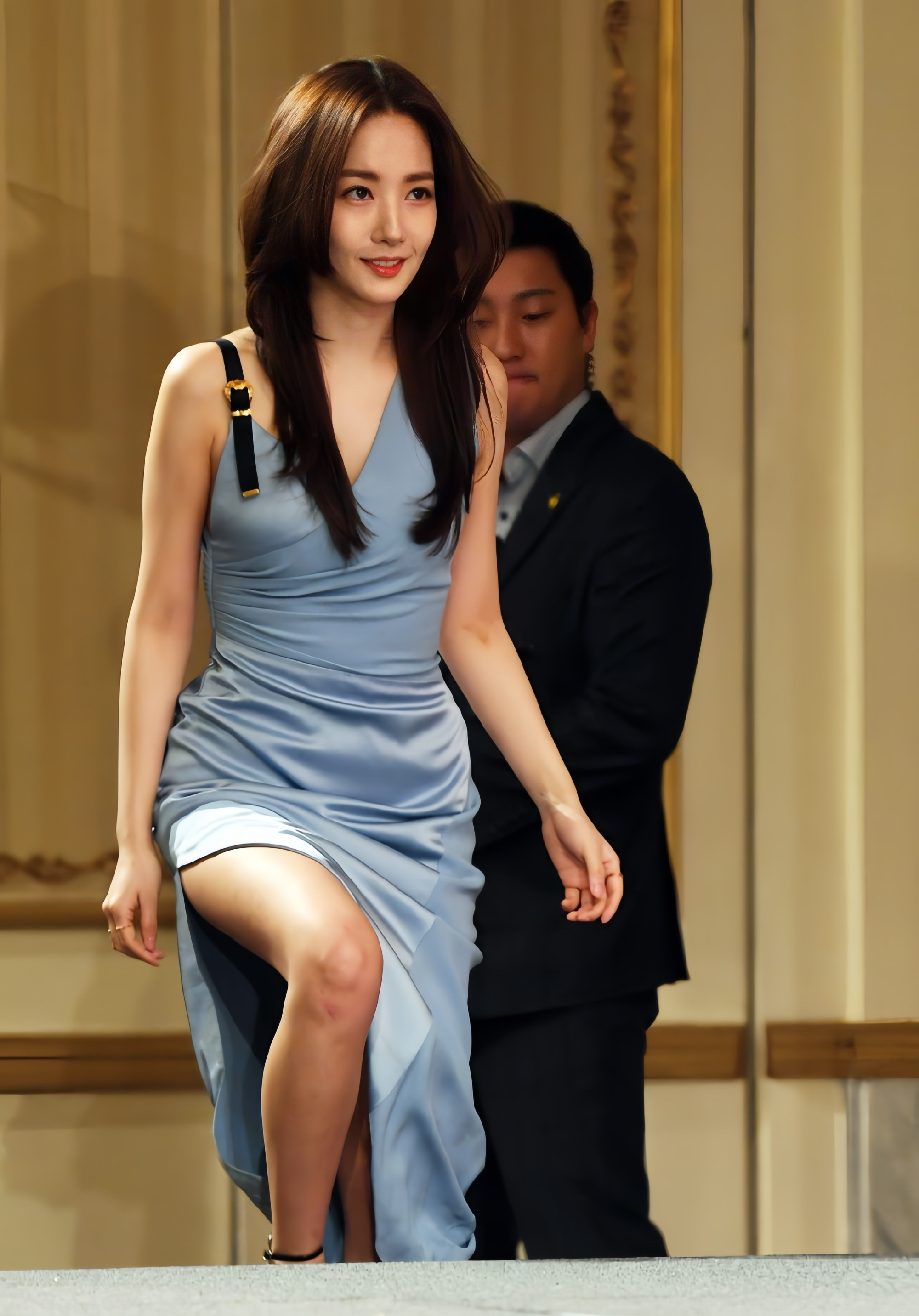 朴敏英的一组活动穿搭造型