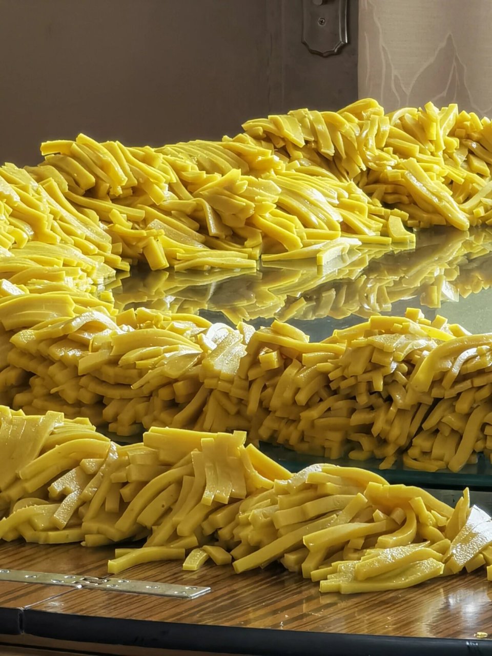 把灰和水混在一起,过滤出来的水就是灰水.