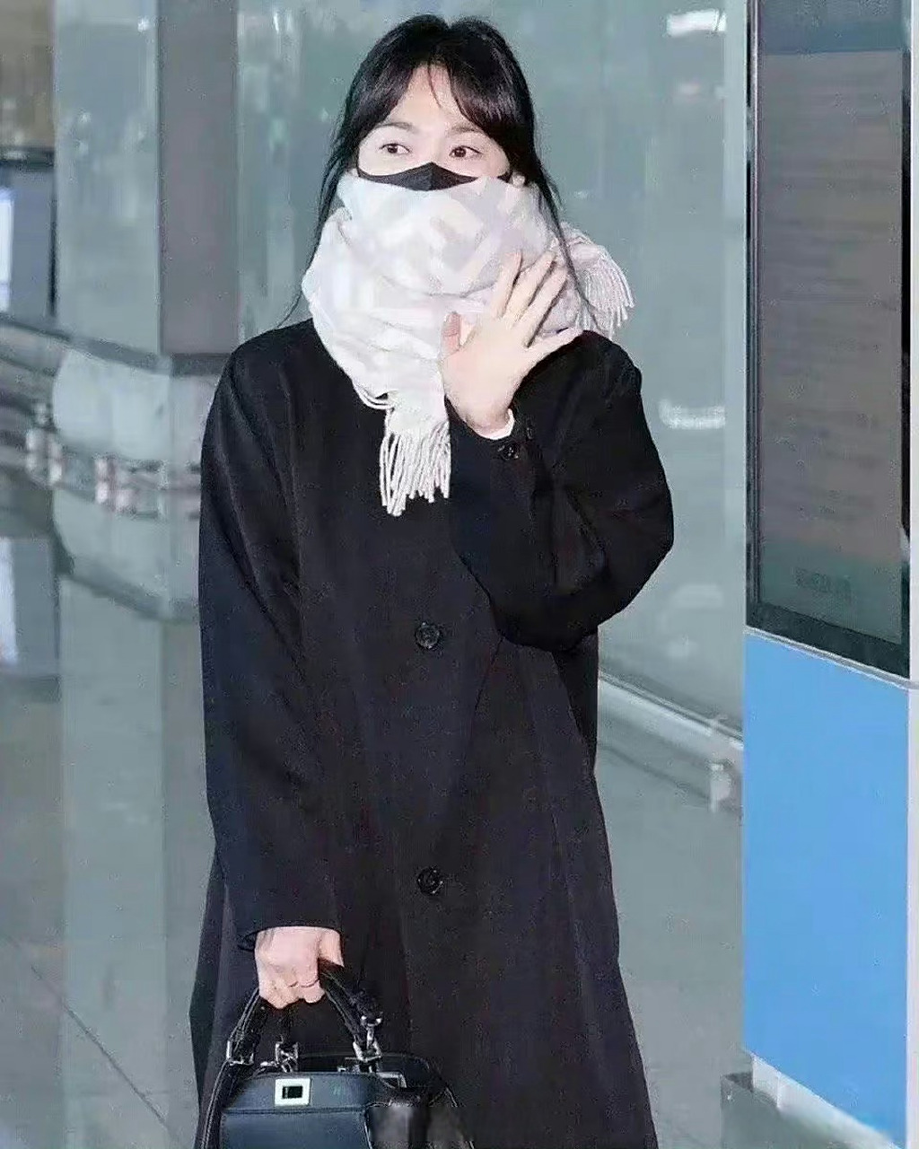 宋慧乔出发纽约##宋慧乔机场黑色大衣造型# 今天又是为宋慧乔房狂