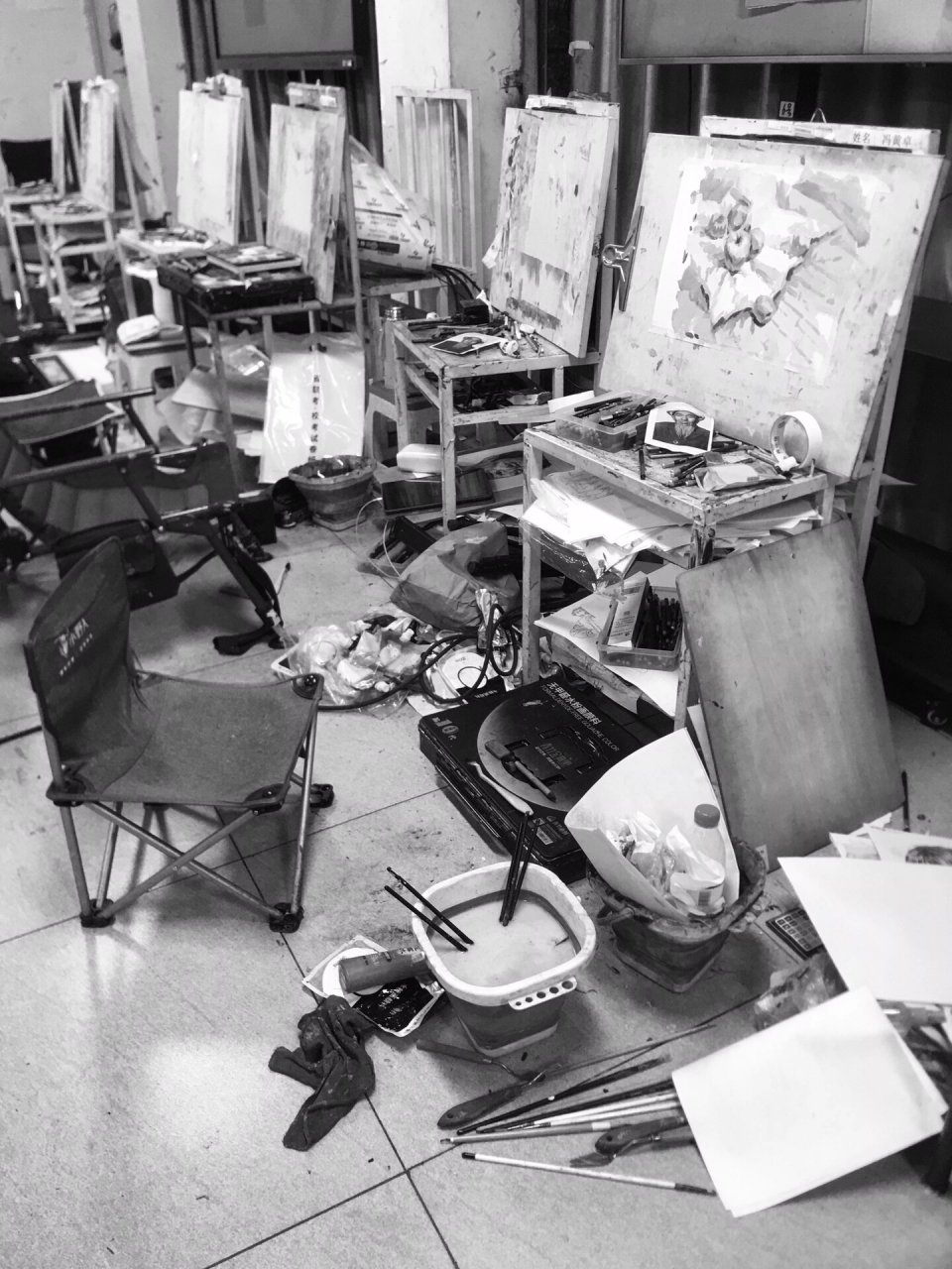场景色彩《画室一角》紫色调 黑白照片处理,哪儿都能画,黑白照片可以