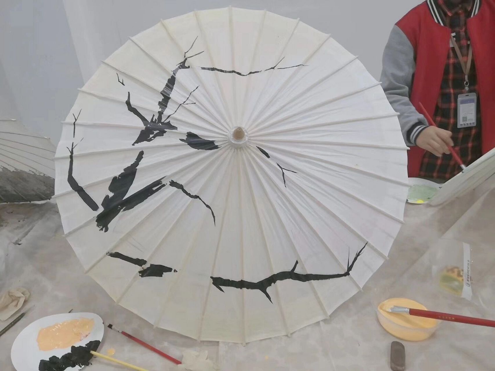 油纸伞手绘 翻到以前高二的时候画的油纸伞,回忆起初学美术的那段时光