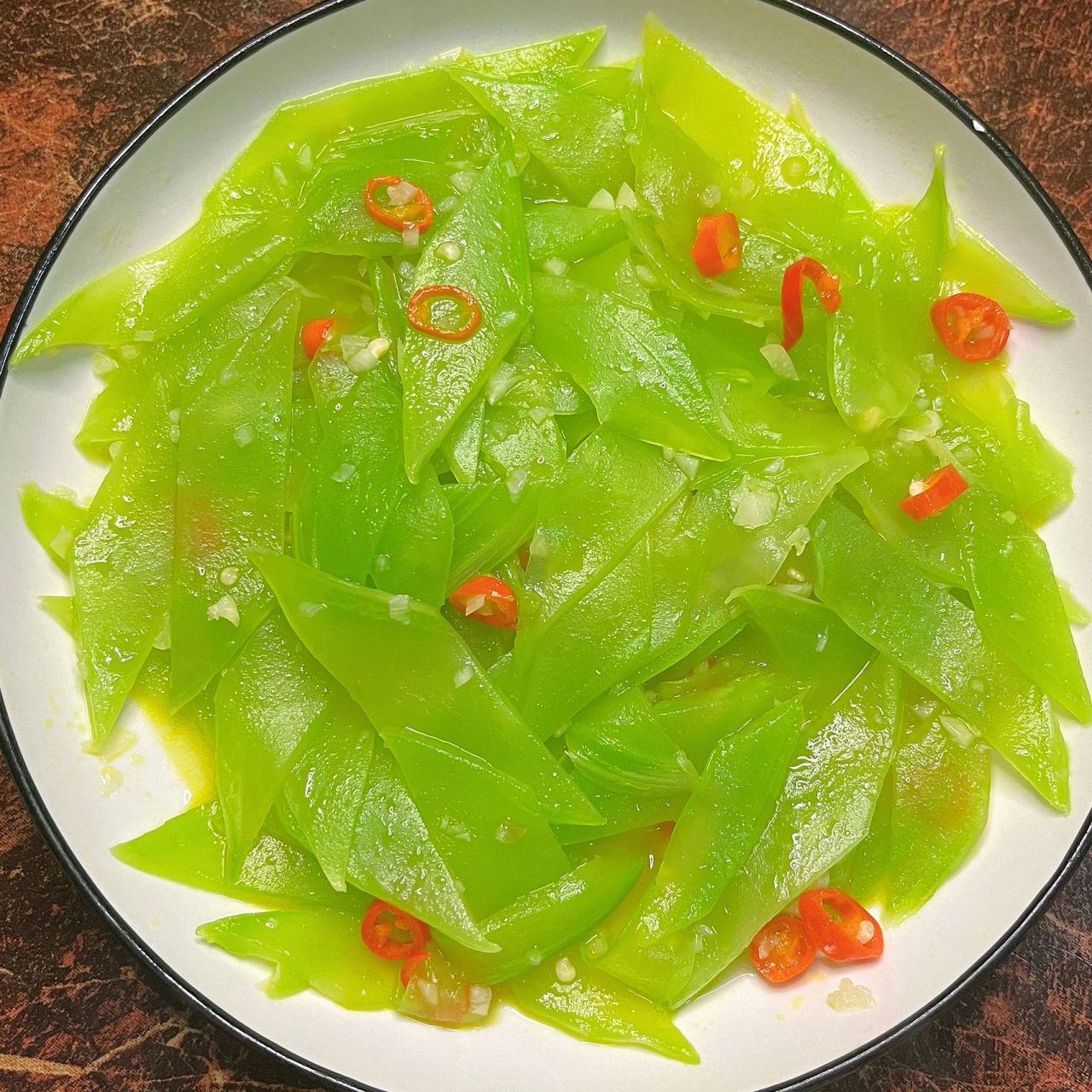 美味健康又掉秤的清炒莴苣7515 食材:莴苣,蒜末,小米辣,盐,鸡精