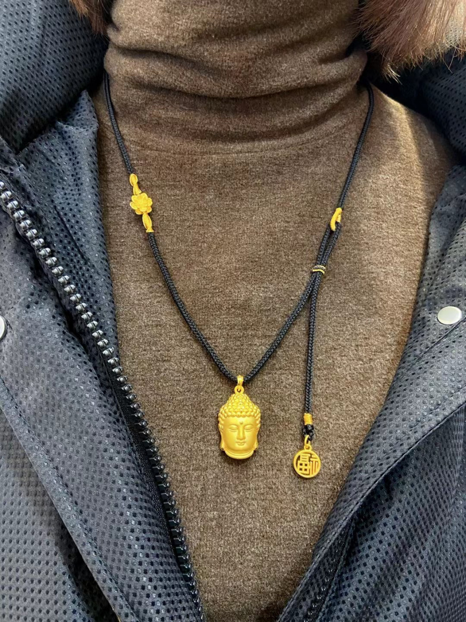 佛头 黄金吊坠   姐姐心心念念的佛头 喜欢简单的设计,寓意:好事莲莲