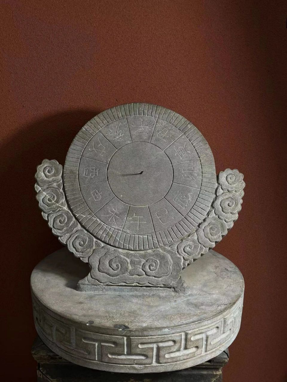 日晷又名日影 日晷又名日影,就是古代的钟表.古代测日影定时刻的仪器.