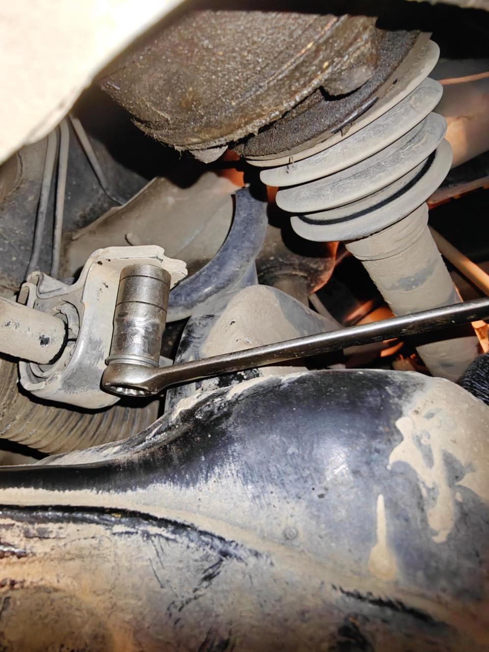 大众更换平衡杆胶套.