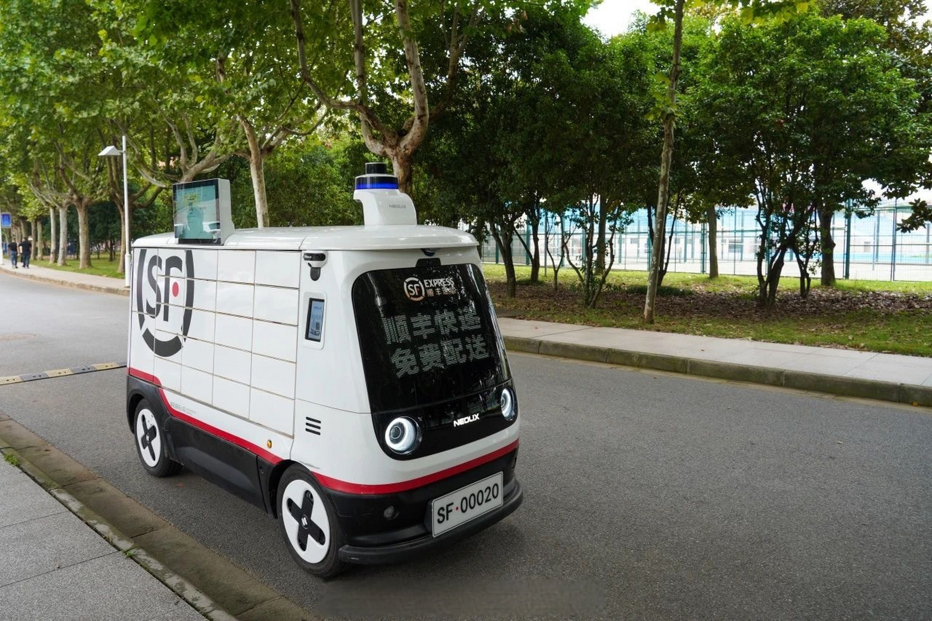 金华职业技术学院##校园新闻#  "您的快递,正由无人车配送……"这个