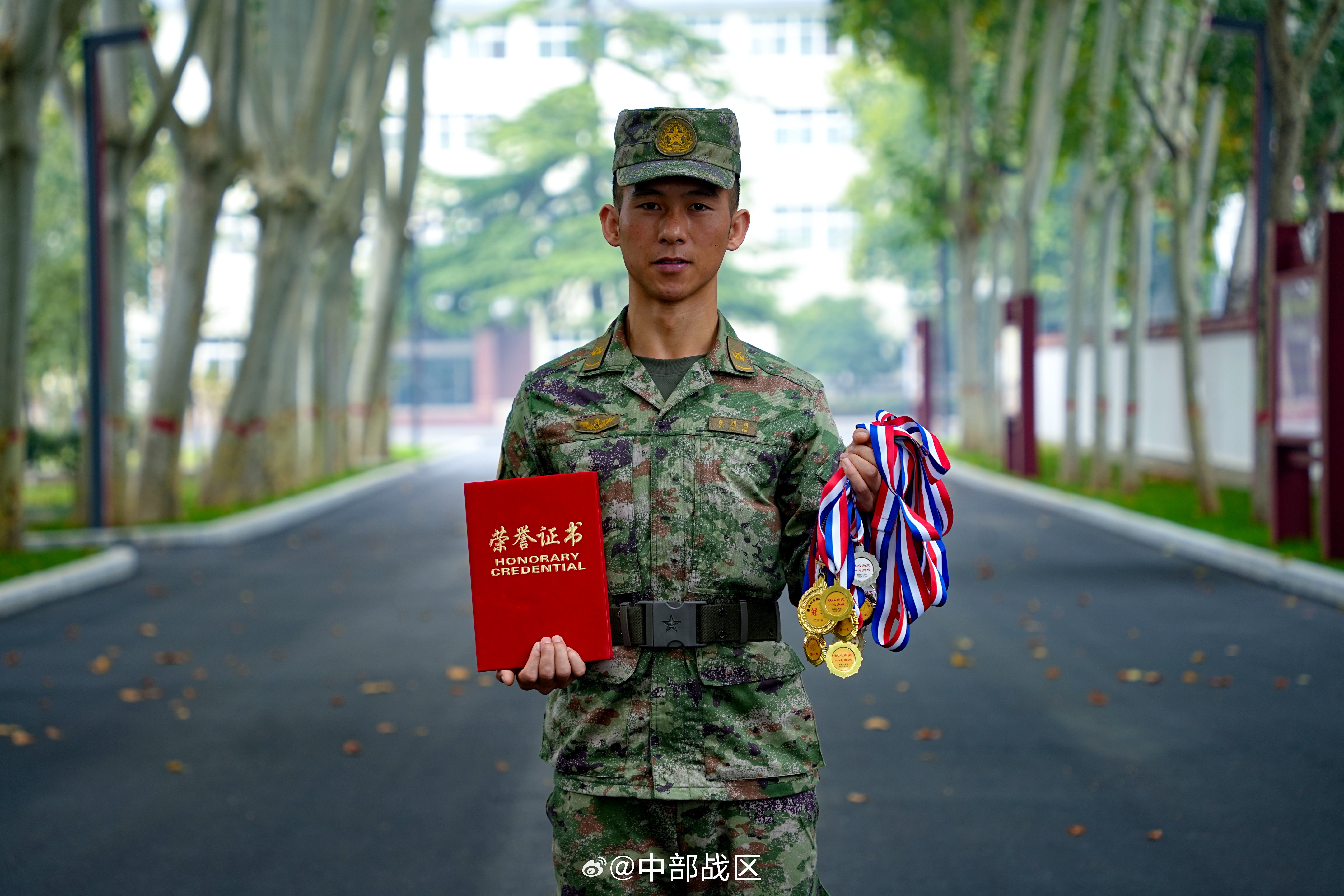 军事体育训练特级评定,该旅警卫战士余朋朋以总分501的成绩脱颖而出