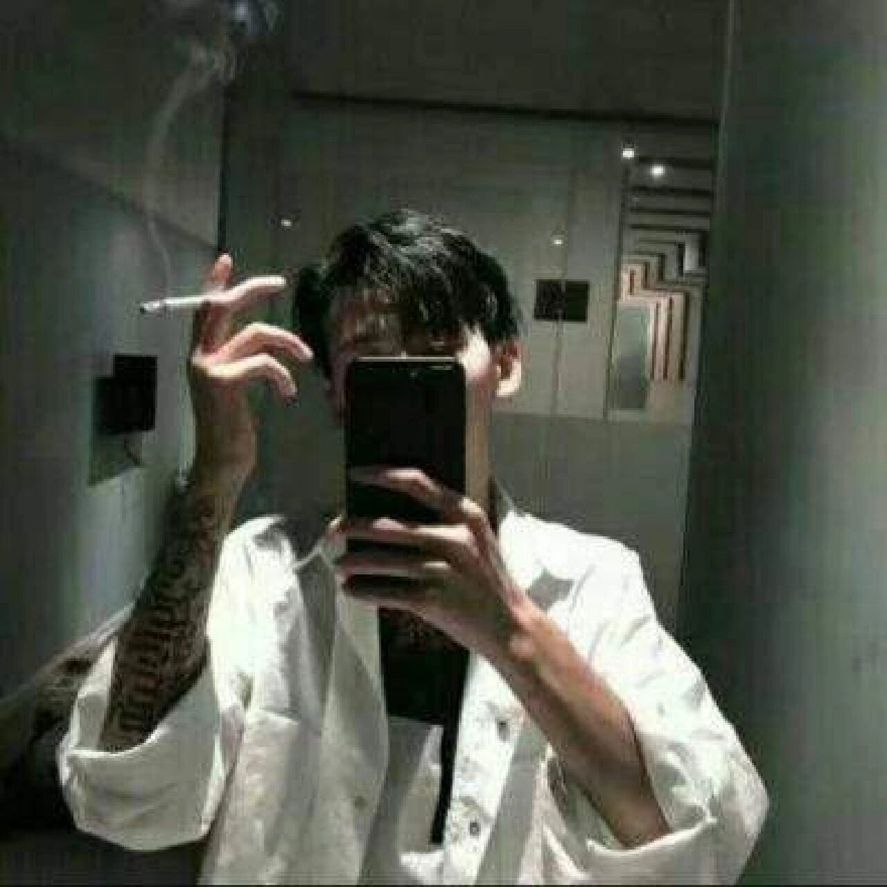 霸气抽烟男生头像