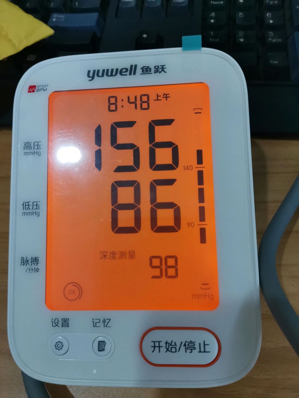 明显的孕期白大褂高血压 今天拿上我的血压计去产检了,用医院血压计量