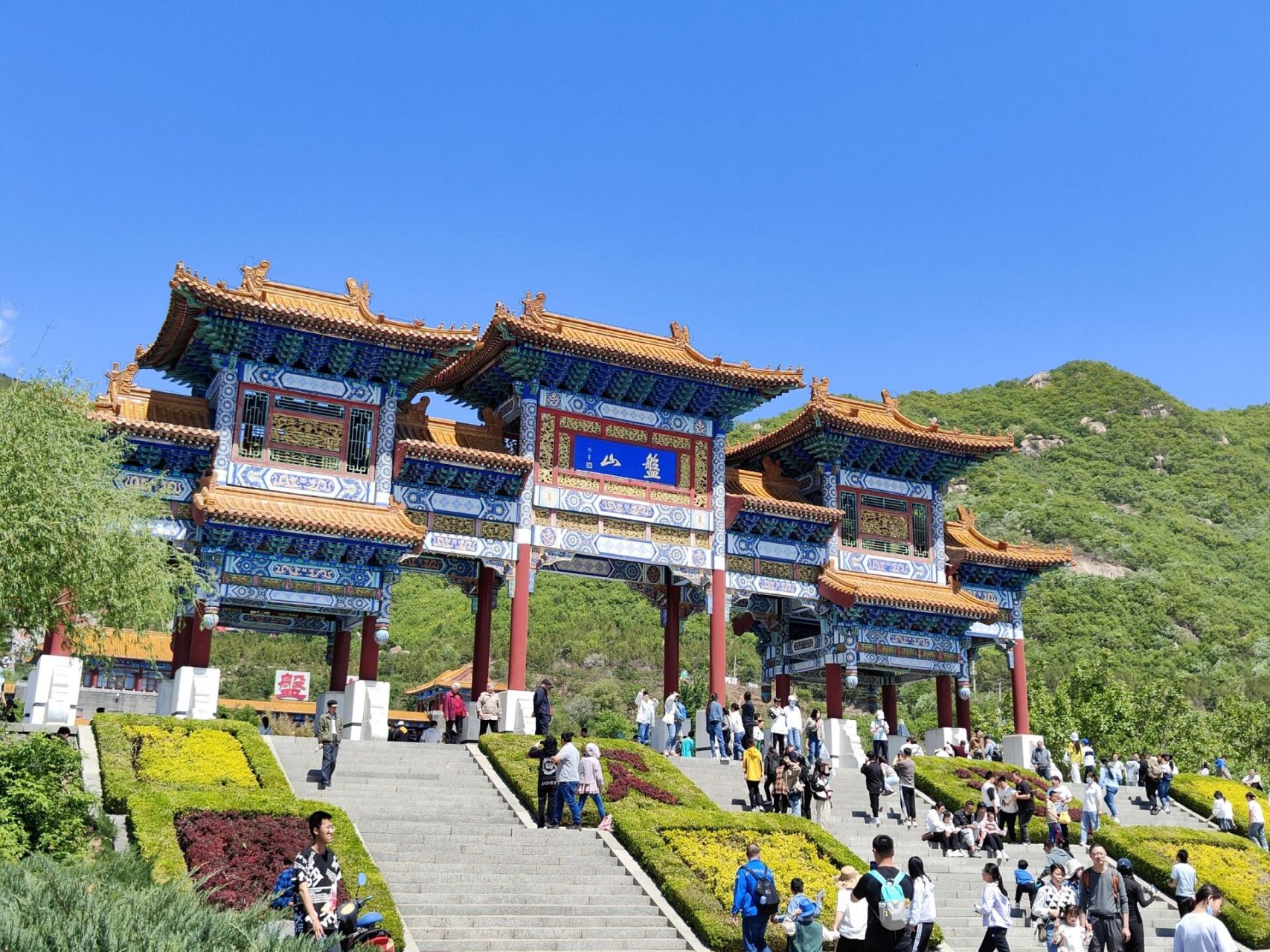 天津蓟州盘山景色真的不错 停车场很大到山下检票口有一段距离,有免费