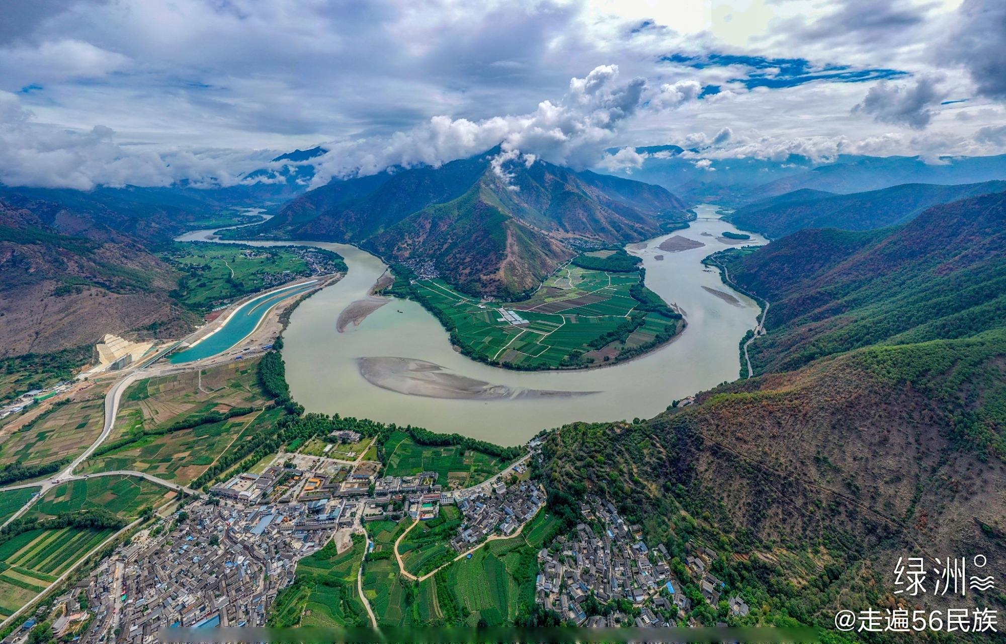 金沙江畔石鼓镇,万里长江第一湾#奔跑吧遇见美好# #奔跑吧城市环游记