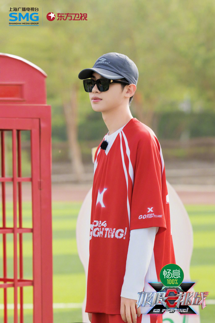 极限挑战# "金牌足球经纪人"黄明昊上线,熟练运用伪装技巧,巧妙组合