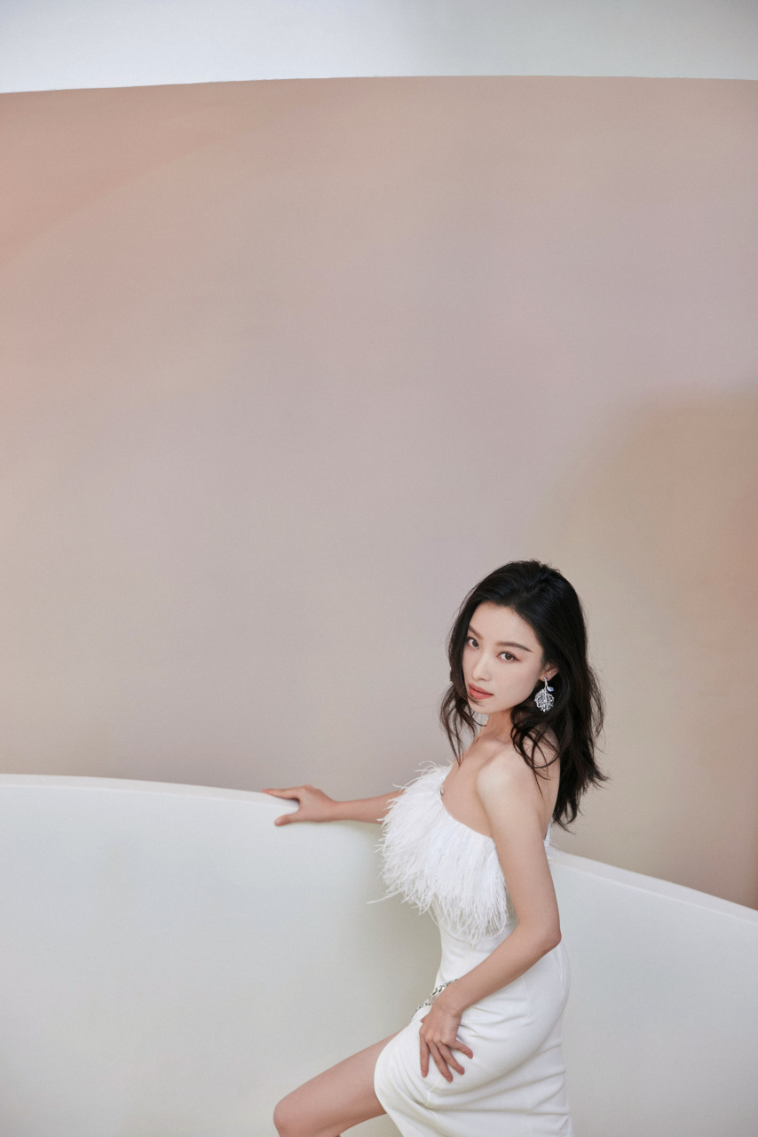 倪妮白色抹胸羽毛裙造型图集