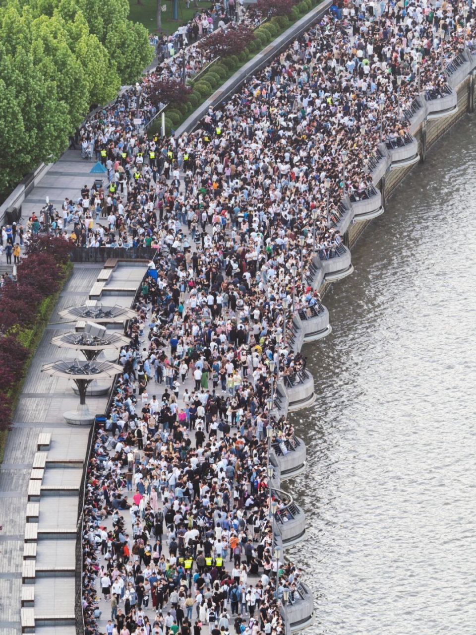 我在楼顶为大家持续图片直播五一当天的上海外滩人流实时情况,欢迎