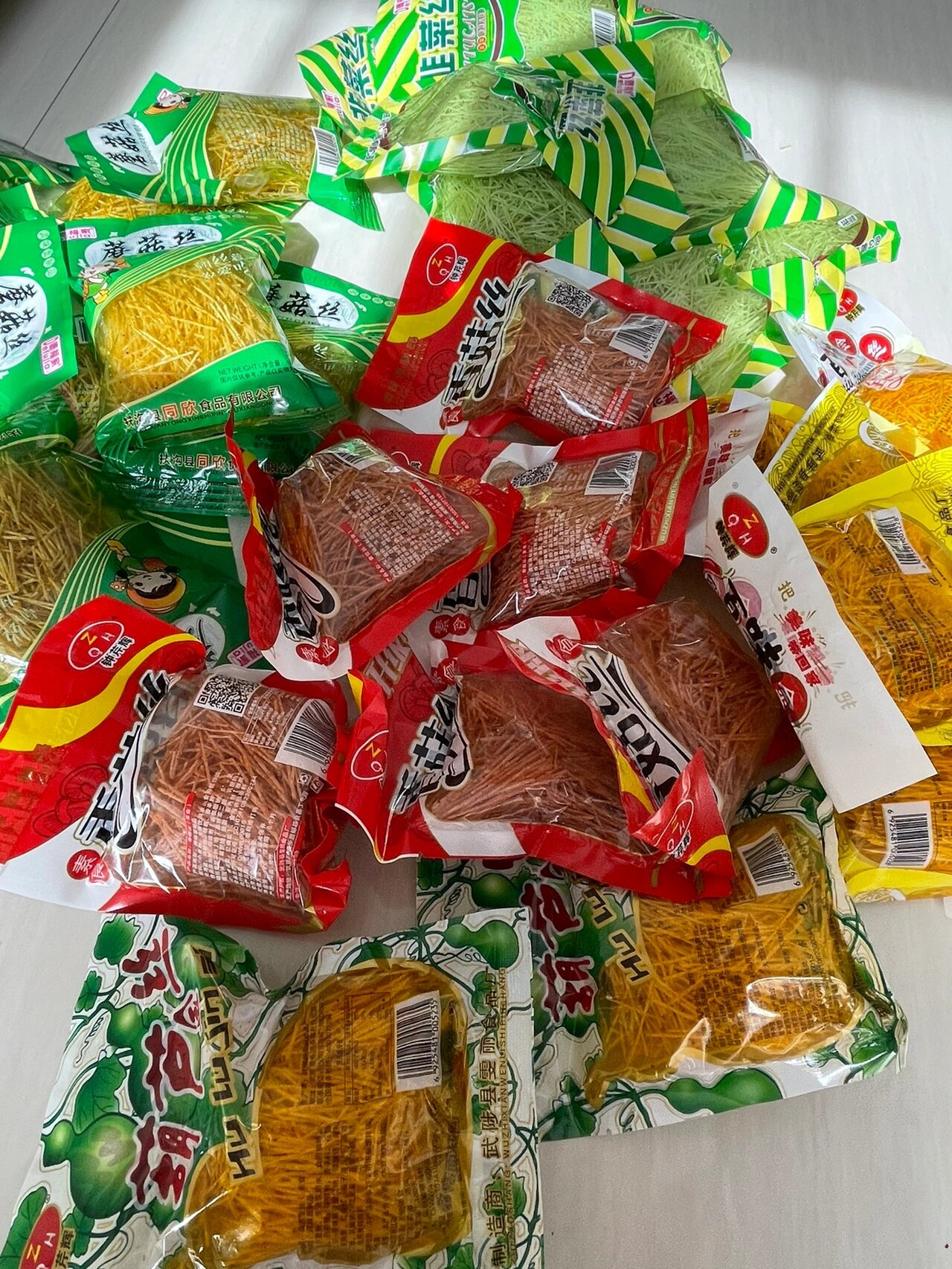 葫芦丝辣条,8090童年怀旧辣条 满满的回忆,终于不用背着老妈吃辣条了