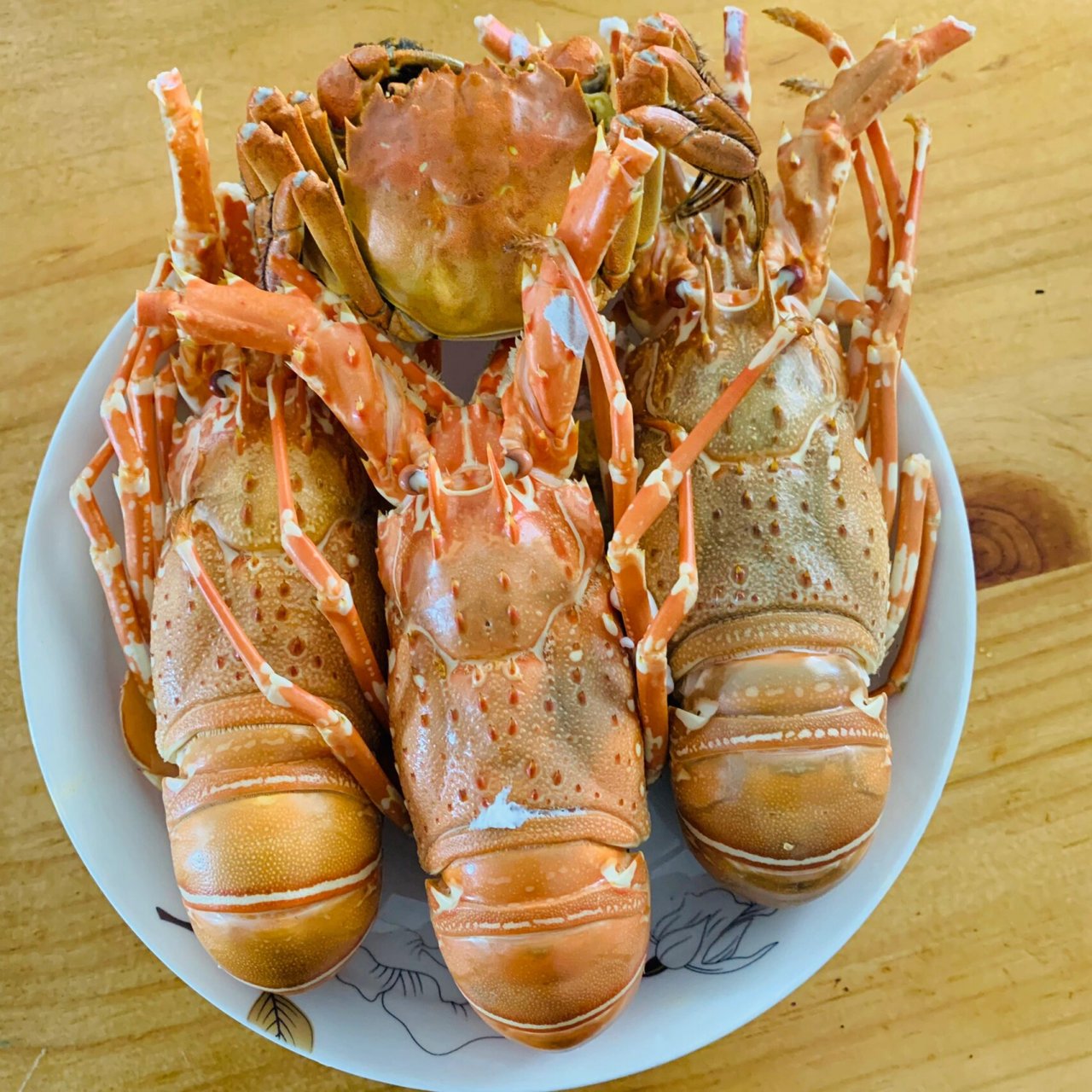 清蒸龙虾02 锅里放水,料酒和姜片,烧滚后隔水蒸龙虾10分钟.