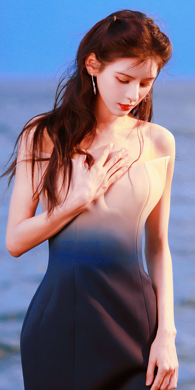 张予曦粉蓝渐变抹胸开叉裙,曲线玲珑的人鱼公主