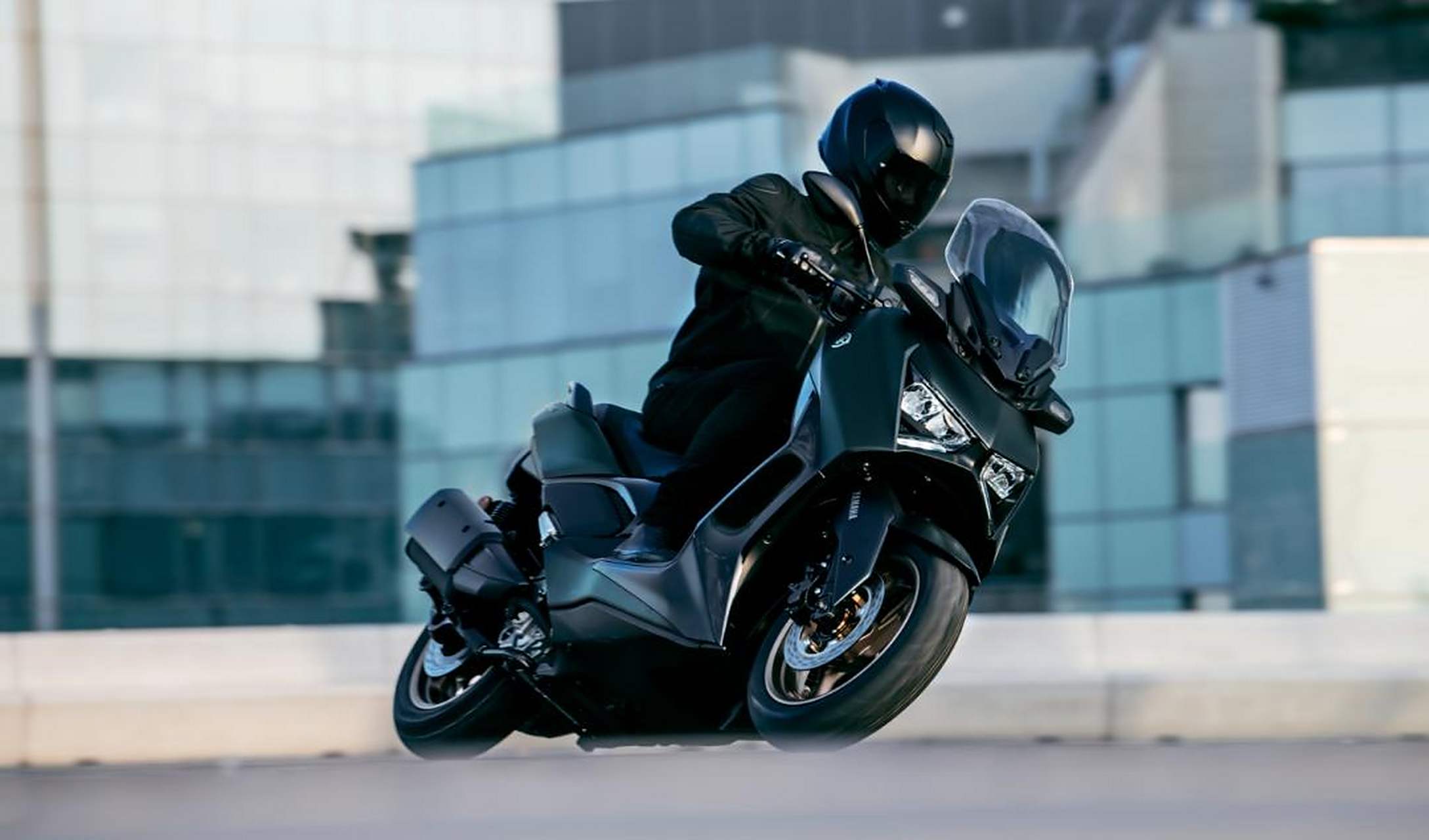 雅马哈发布了2023款xmax 300,外观采用"x"型设计,前大灯增加了led