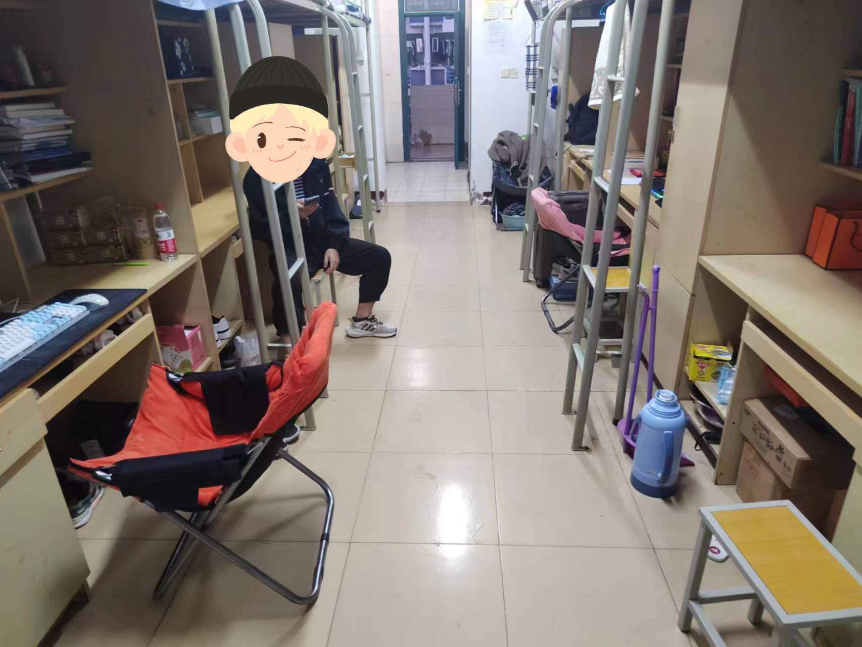 江苏海事职业技术学院 海事男生宿舍六人间,也是很八错的.上床下桌