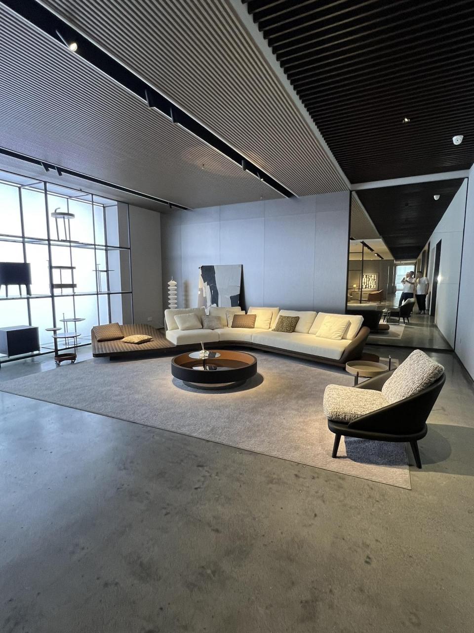 法拉利沙发是一种豪华,高档的家具,通常具有较大的尺寸和独特的设计