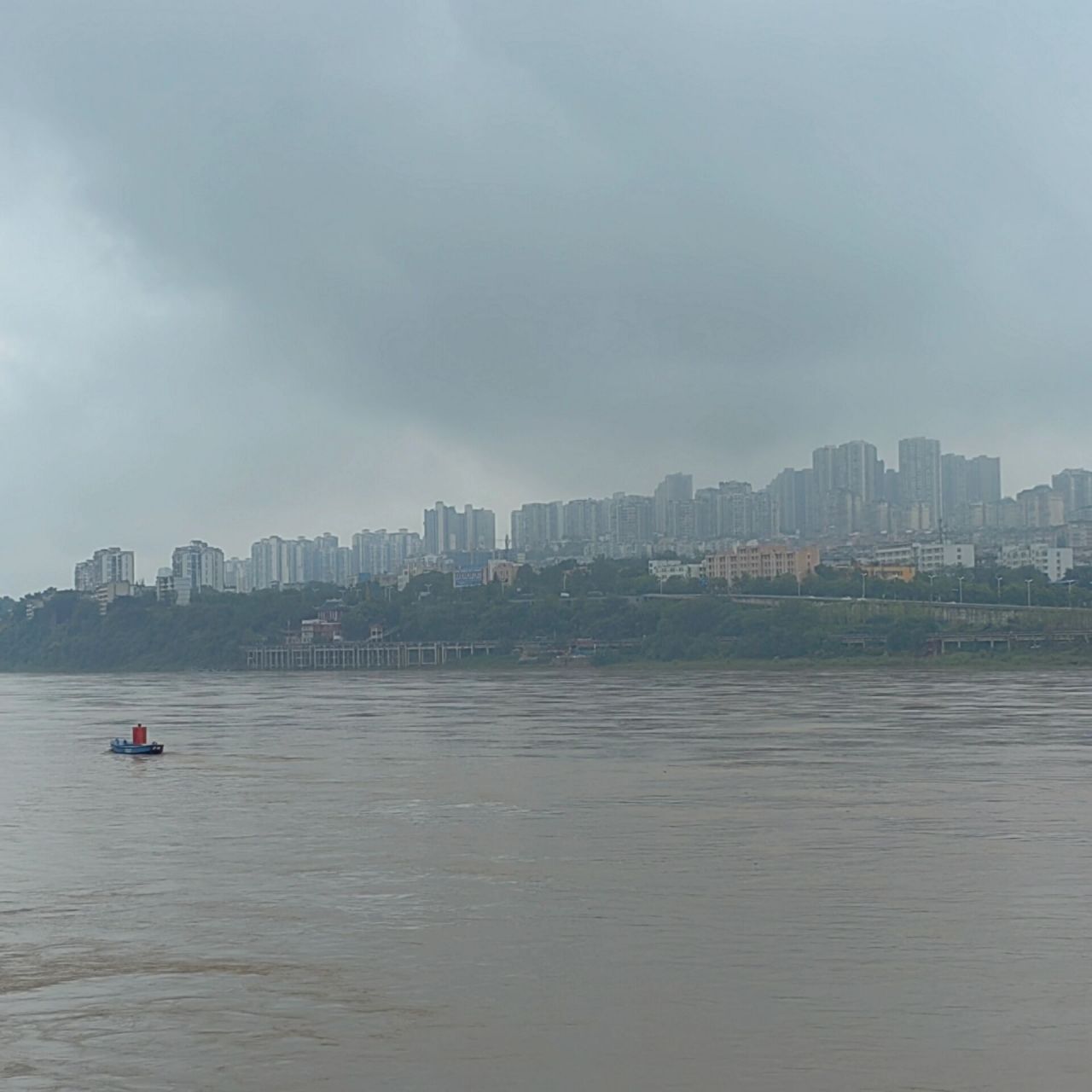 泸州一日游 天气一直在下雨和阴天偶尔有点闷热中来回切换,江边慢走