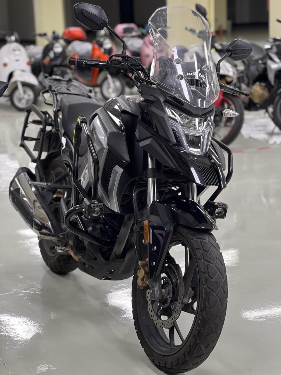 准22年一手户9000km本田猛鸷cb190x,改装途者铝合金3箱,未来之眼射灯