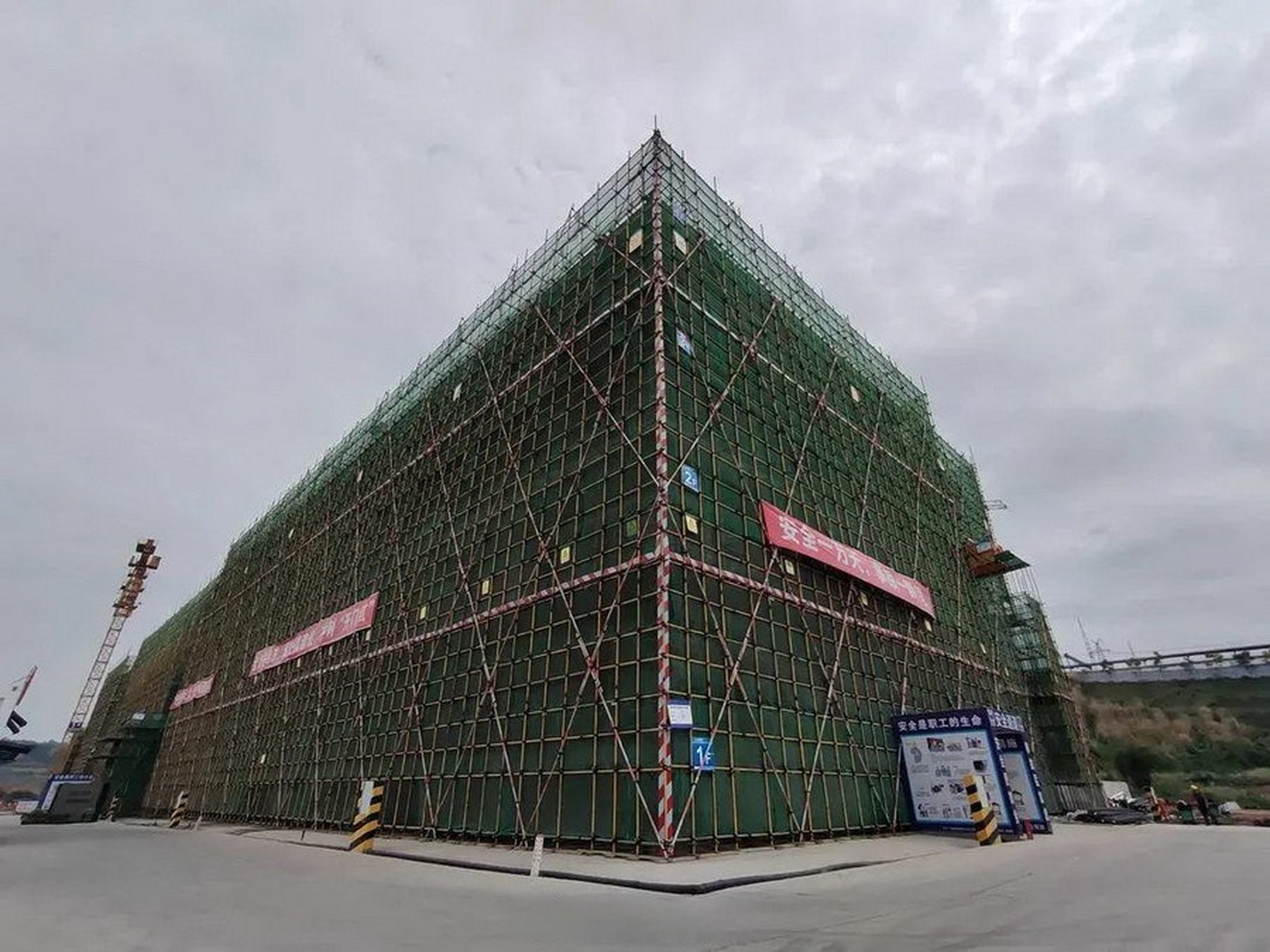 【大英东站升级改造最新建设进度】该项目中,便民服务中心建筑,旅馆