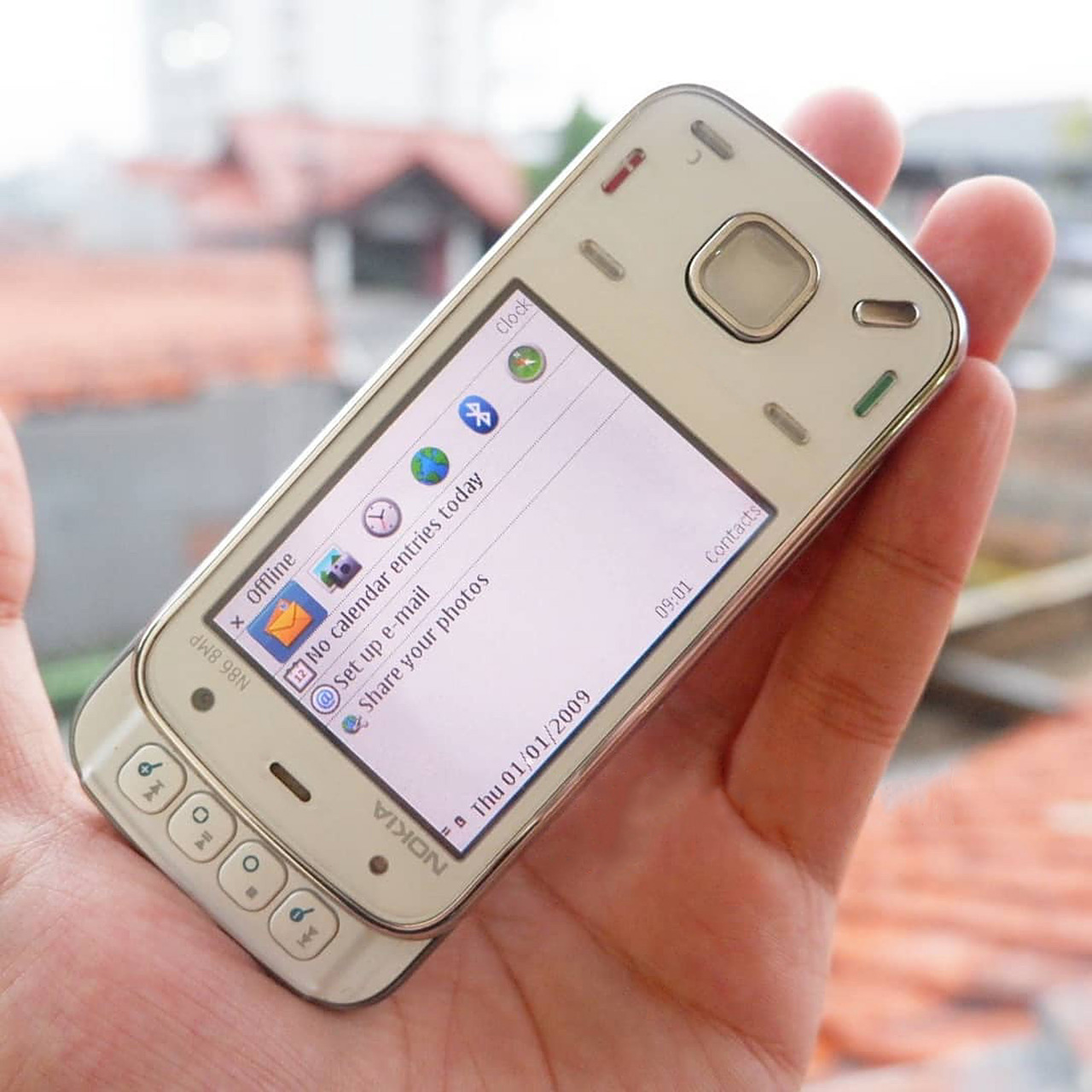 诺基亚n86 2009年诺基亚n86上市,继承了n85的双向滑盖设计也是诺基亚