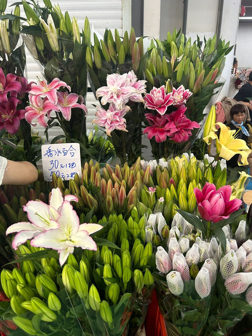 昆明斗南花市位于昆明市呈贡区滇池东岸,是全国唯一的国家级花卉市场