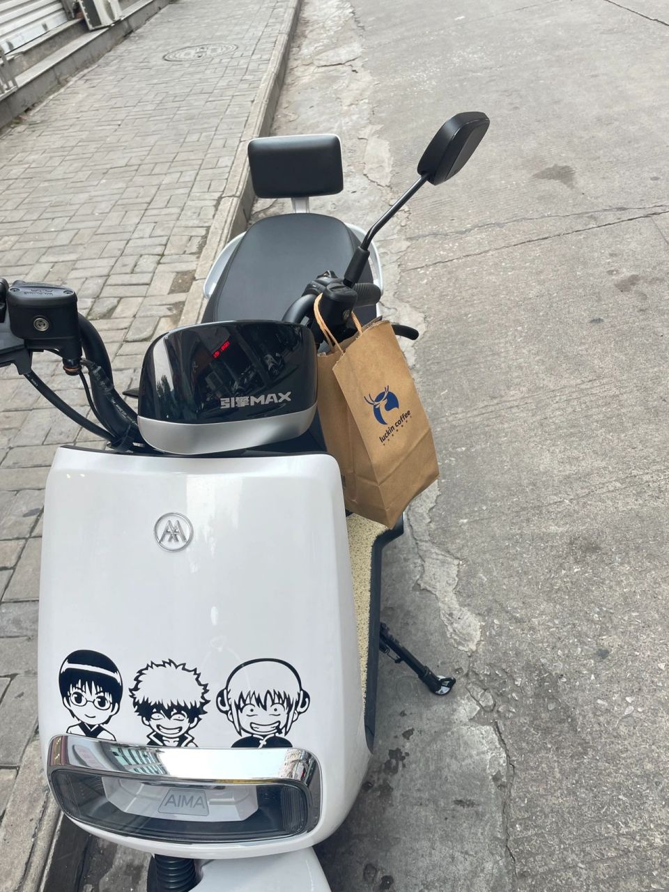 爱玛破冰a505电动车,第一次充电啦 8月27号下午提的车车,9月4号第一次