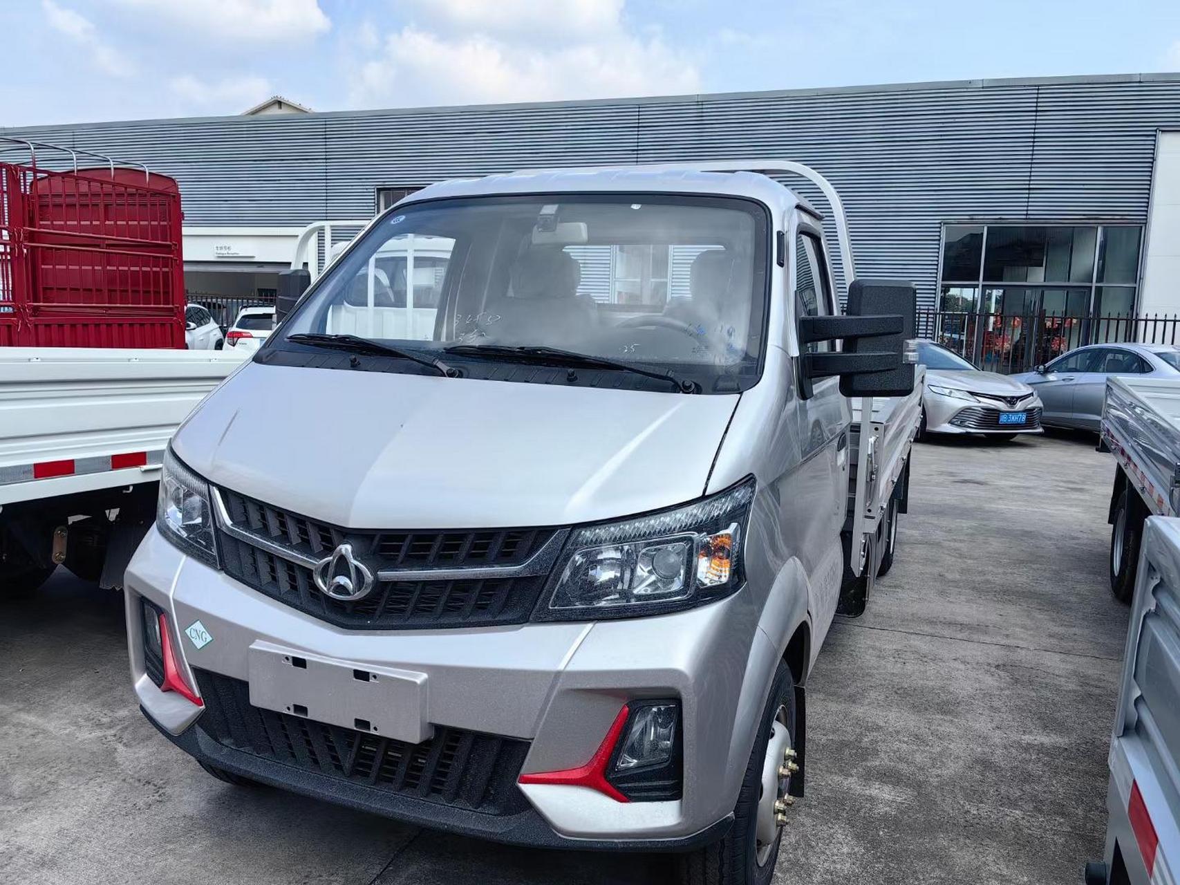 长安跨越王x7,原厂双(140l)汽瓶,双排原厂双(100l)原厂花纹底板,现车