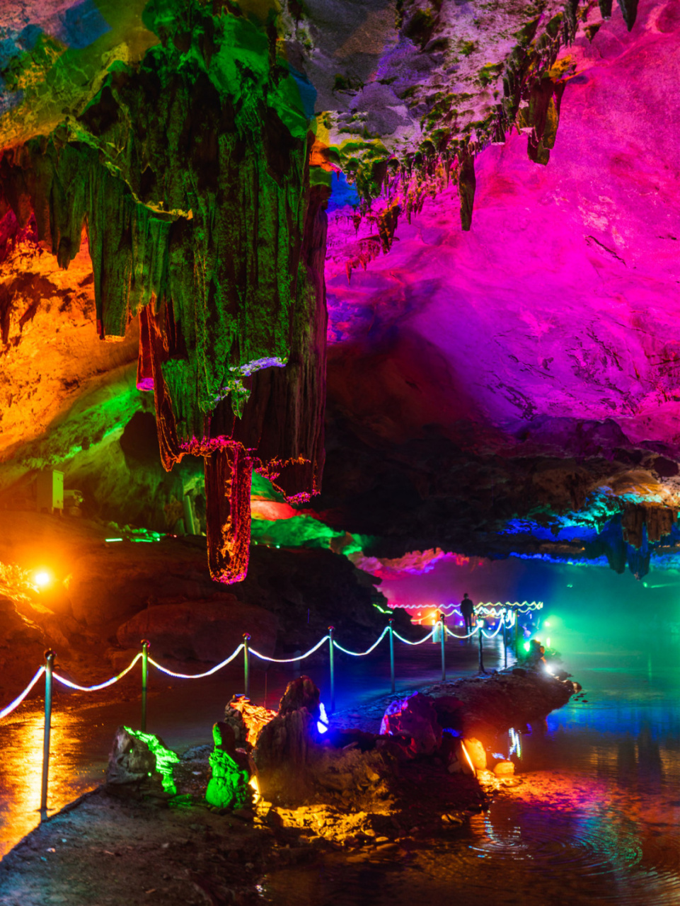 隐水洞位于咸宁通山县,全长5000多米,属于国家4a级景点 游览起来十分